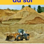 Bulldozer en action sur un chantier de traitement des sols, entouré de couches de terre et de sable, avec le texte 'Traitement du sol' et un logo CGC accompagné du site 'Cours-genie-civil.com'